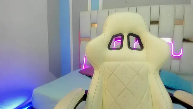 mask red girl online show from February 2026 12:35:01 PM