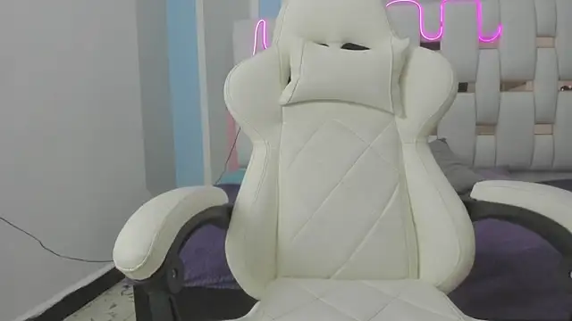 Snapshot of mask_red_girl chatting on December 2025 01:50:01 PM mask red girl online show from December 2025 01:50:01 PM