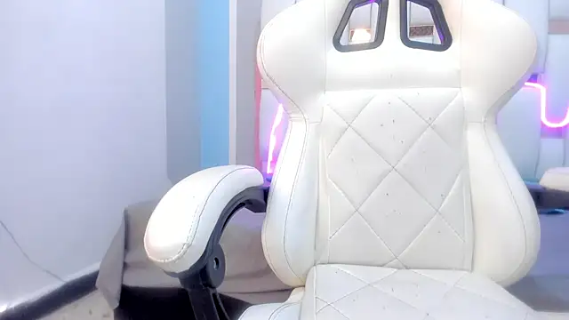 mask red girl online show from February 2026 01:07:02 PM