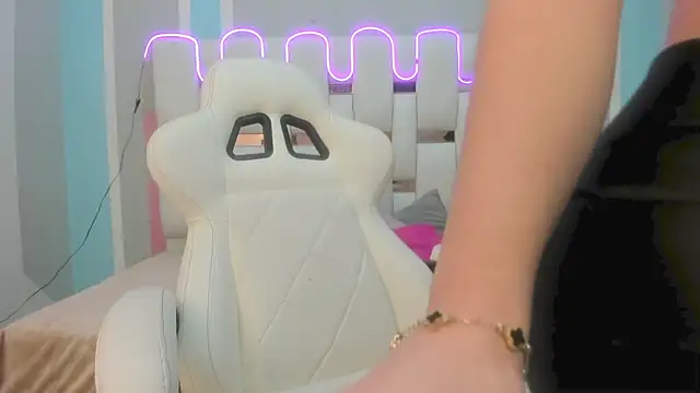 Snapshot of mask_red_girl chatting on January 2026 12:43:02 PM mask red girl online show from January 2026 12:43:02 PM