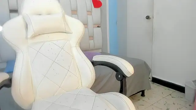 mask red girl online show from February 2026 12:23:01 PM