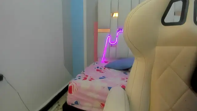 mask red girl online show from February 2026 12:37:01 PM