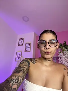 LauraRaider online show from July 2026 01:06:02 AM