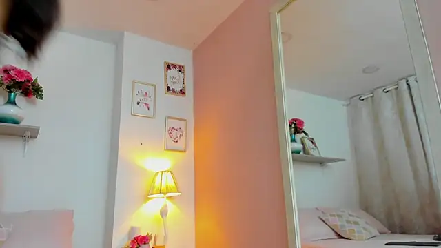 LauraRaider online show from November 2025 08:53:01 PM