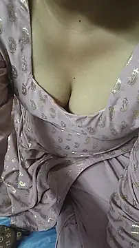 SameeraReddy19 online show from April 2026 01:24:01 PM