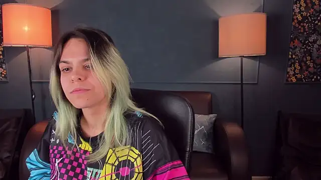 Snapshot of LiraBelle chatting on November 2025 04:44:01 AM LiraBelle online show from November 2025 04:44:01 AM