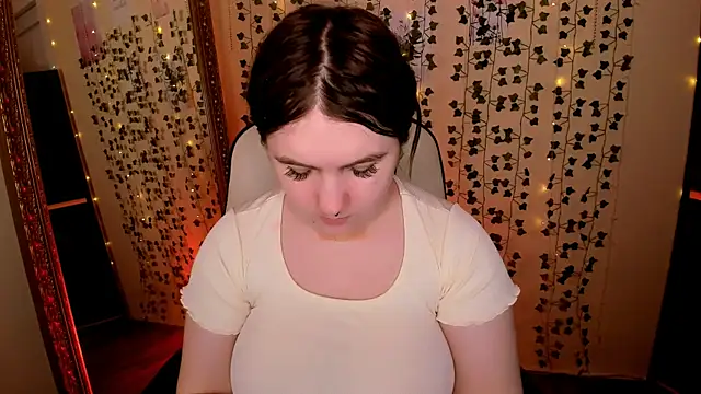 lovelyy julia online show from March 2026 05:04:02 AM