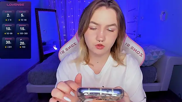 Snapshot of lovelyy_julia chatting on December 2025 08:24:01 AM lovelyy julia online show from December 2025 08:24:01 AM