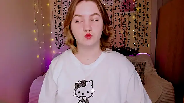 Snapshot of lovelyy_julia chatting on December 2025 06:05:02 AM lovelyy julia online show from December 2025 06:05:02 AM