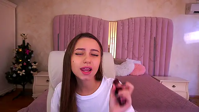 Snapshot of TinyNatalie chatting on December 2025 08:18:01 AM TinyNatalie online show from December 2025 08:18:01 AM