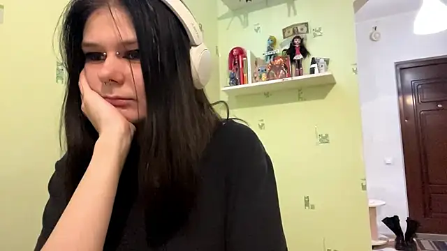 TraceeSchutt online show from December 2025 08:30:01 PM