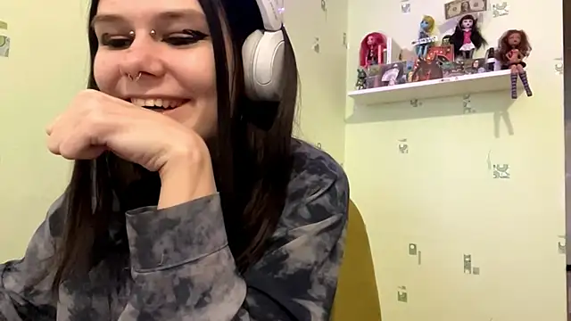 Snapshot of TraceeSchutt chatting on November 2025 12:39:02 PM TraceeSchutt online show from November 2025 12:39:02 PM