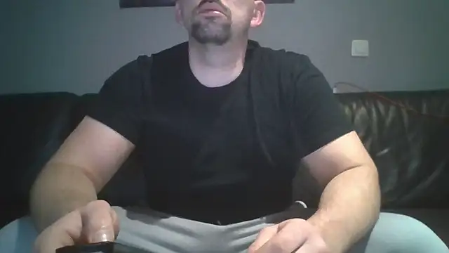 Snapshot of DeeLouLou chatting on November 2025 05:41:02 AM DeeLouLou online show from November 2025 05:41:02 AM