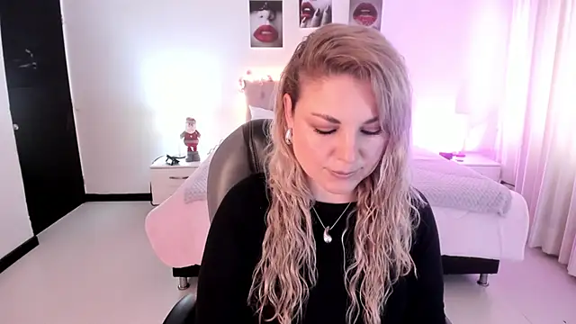 Snapshot of Violeta_Hotter chatting on November 2025 11:21:01 AM Violeta Hotter online show from November 2025 11:21:01 AM