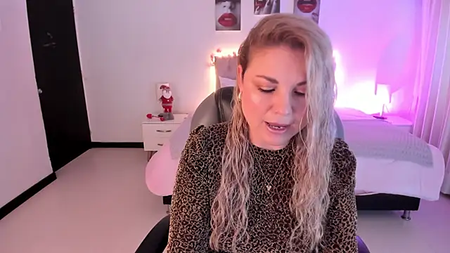 Snapshot of Violeta_Hotter chatting on November 2025 11:10:01 AM Violeta Hotter online show from November 2025 11:10:01 AM