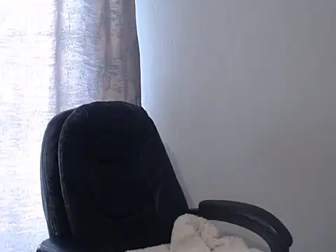 Snapshot of Yellowkitten95 chatting on December 2025 09:37:02 AM Yellowkitten95 online show from December 2025 09:37:02 AM