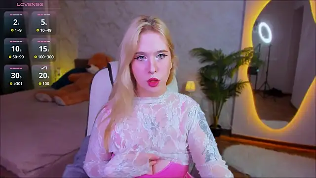 FrostLuna online show from November 2025 01:44:02 PM