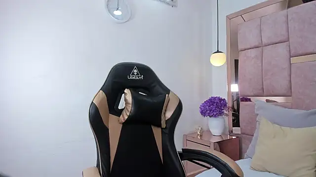 thalia nichols online show from April 2026 08:20:02 PM