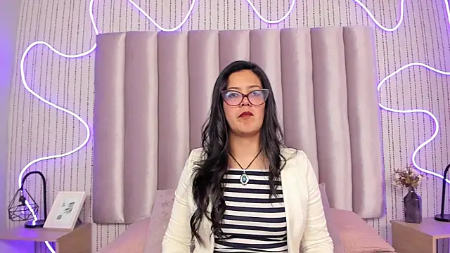 Snapshot of TAMARALEWISMD chatting on December 2025 04:11:02 AM TAMARALEWISMD online show from December 2025 04:11:02 AM