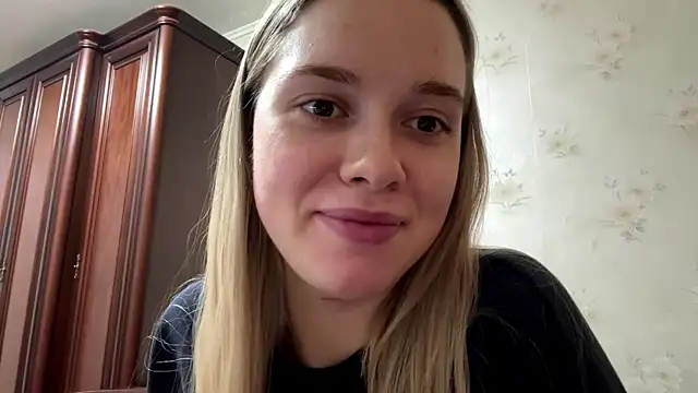 Snapshot of MichikoWienandt chatting on December 2025 02:07:02 PM MichikoWienandt online show from December 2025 02:07:02 PM