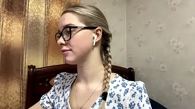 Snapshot of MichikoWienandt chatting on November 2025 05:07:02 AM MichikoWienandt online show from November 2025 05:07:02 AM