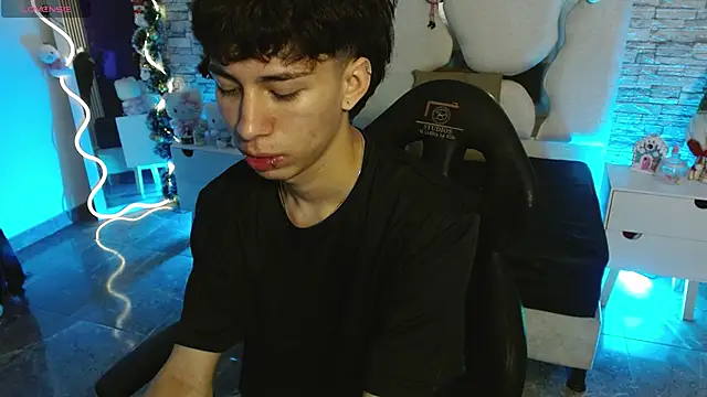 kaelwolf tay online show from December 2025 07:41:01 PM