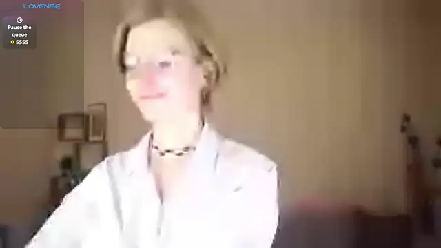 ToyaPletz online show from April 2026 07:10:02 PM