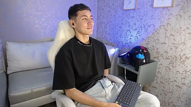 Snapshot of LoganFoster_ chatting on December 2025 11:31:02 PM LoganFoster online show from December 2025 11:31:02 PM