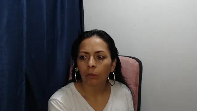 Paolahotty online show from December 2025 02:33:01 PM