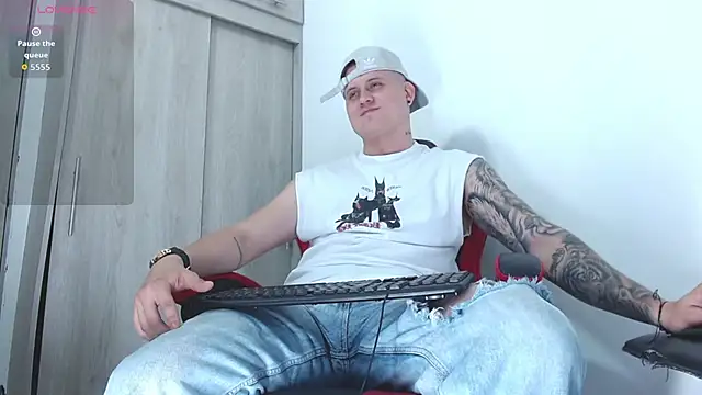 Snapshot of leon_cumming chatting on December 2025 11:50:02 PM leon cumming online show from December 2025 11:50:02 PM