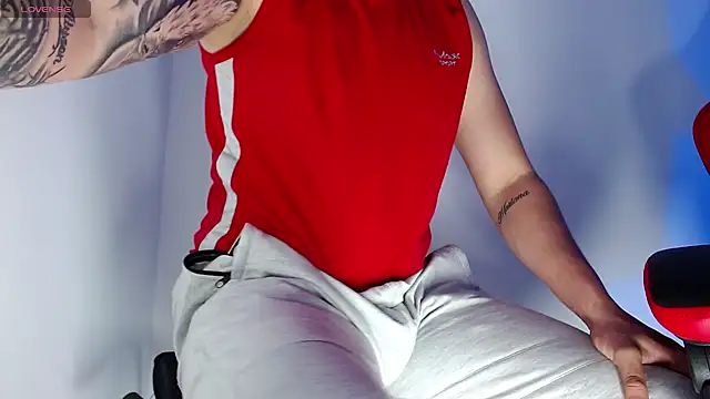 Snapshot of leon_cumming chatting on November 2025 10:43:02 PM leon cumming online show from November 2025 10:43:02 PM