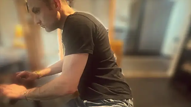 Snapshot of famous1tad chatting on January 2026 06:14:01 PM famous1tad online show from January 2026 06:14:01 PM