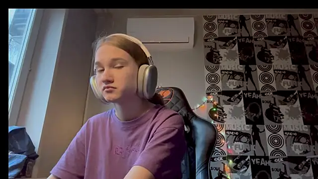 helgicuteness online show from December 2025 06:41:02 AM