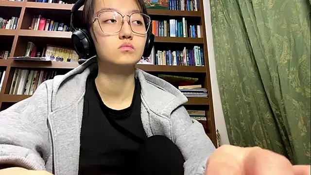 Snapshot of LinaClous chatting on December 2025 01:39:02 PM LinaClous online show from December 2025 01:39:02 PM