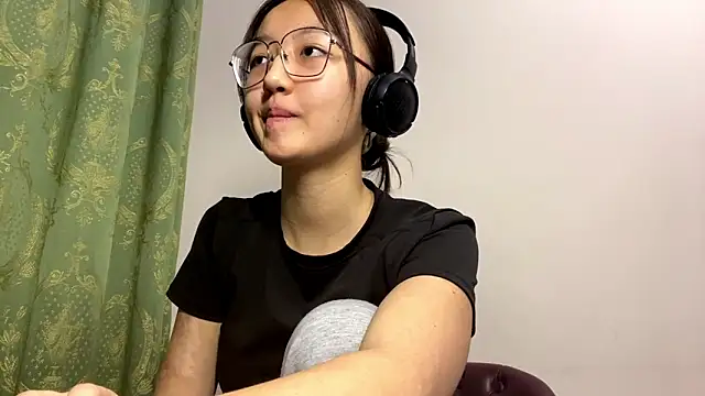 Snapshot of LinaClous chatting on December 2025 01:28:01 PM LinaClous online show from December 2025 01:28:01 PM