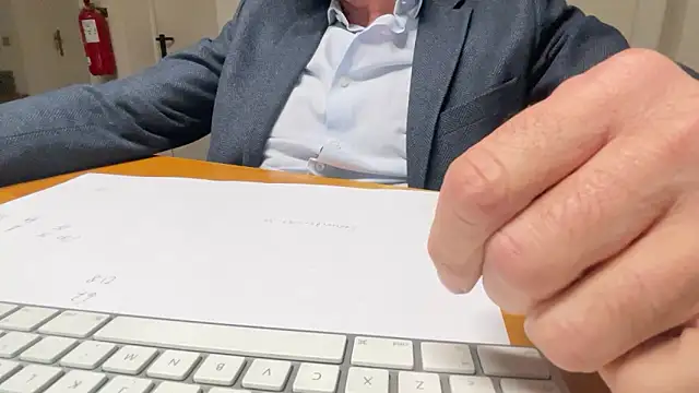 Snapshot of SimonZydar chatting on November 2025 04:18:02 PM SimonZydar online show from November 2025 04:18:02 PM