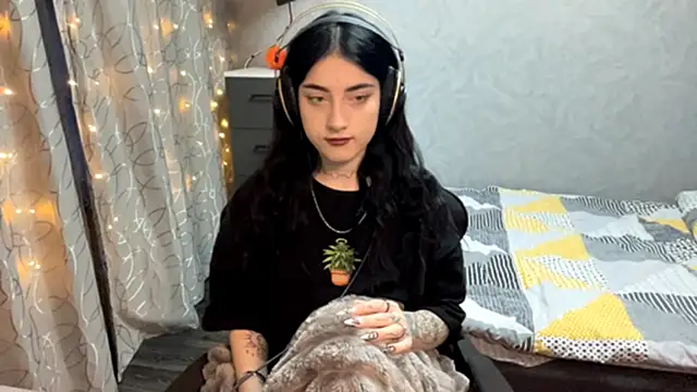 Meowluly online show from December 2025 09:25:02 PM