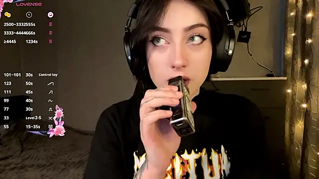 Meowluly online show from February 2026 09:43:02 PM