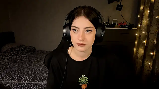 Meowluly online show from February 2026 09:24:01 PM