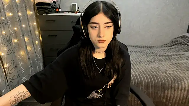 Meowluly online show from December 2025 08:47:01 PM