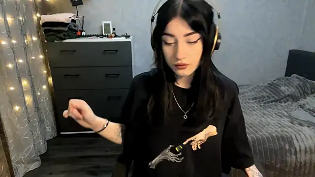 Meowluly online show from December 2025 10:02:01 PM