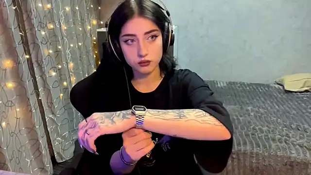 Meowluly online show from November 2025 09:26:02 PM