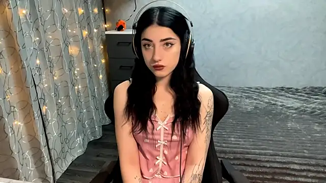 Meowluly online show from December 2025 09:47:02 PM