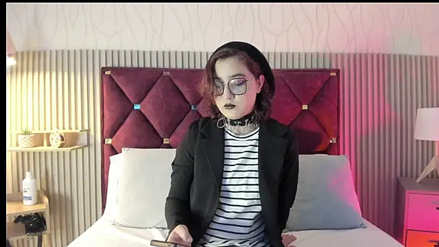 Kiri Velvet online show from April 2026 08:02:01 PM