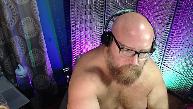 Snapshot of BigBearforCuddles chatting on June 2026 01:44:01 AM BigBearforCuddles online show from June 2026 01:44:01 AM