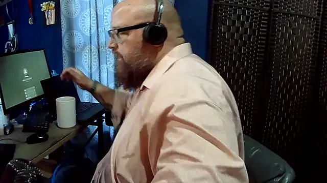 Snapshot of BigBearforCuddles chatting on May 2026 10:34:01 PM BigBearforCuddles online show from May 2026 10:34:01 PM
