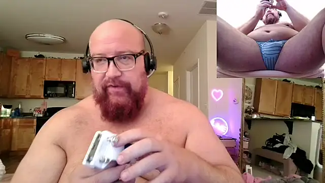 Snapshot of BigBearforCuddles chatting on April 2026 11:17:01 PM BigBearforCuddles online show from April 2026 11:17:01 PM