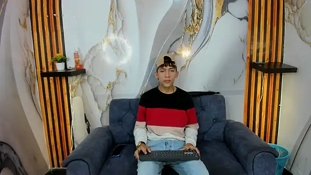 Alex LatinBoy18 online show from November 2025 07:58:01 PM