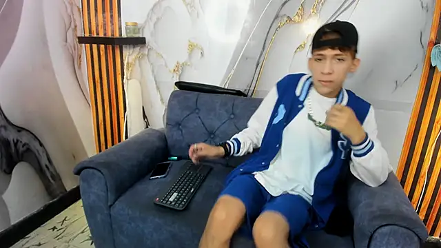 Alex LatinBoy18 online show from November 2025 08:31:01 PM