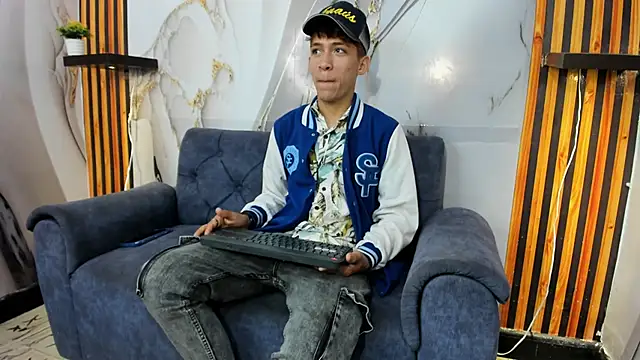 Alex LatinBoy18 online show from November 2025 09:36:01 PM